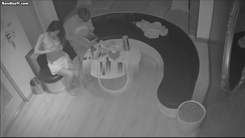 《IP摄像头》KTV里骚年疯狂跳舞给男伴蹲下口交 [1.5G]