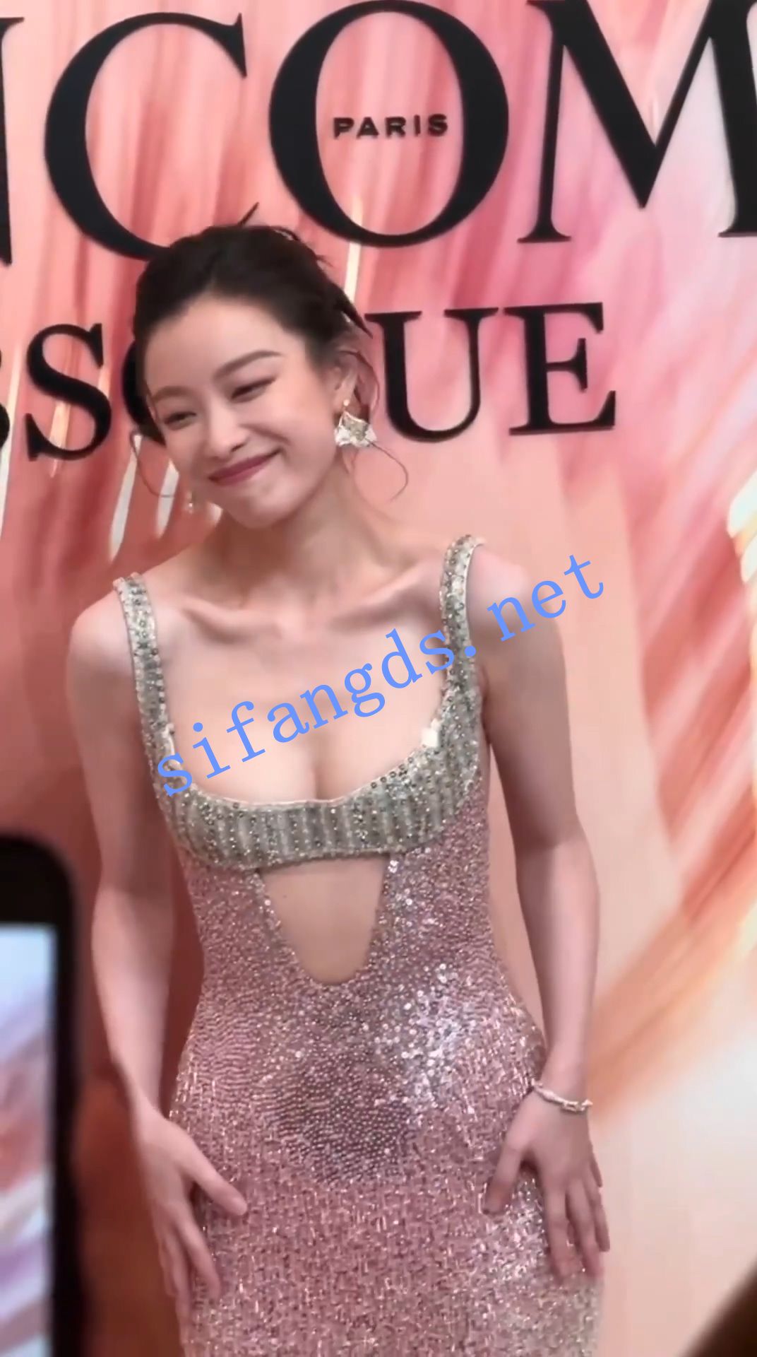 ✅明星 倪妮 无罩半裸 水晶礼服主持现场实拍 美乳诱人 [96.5M]