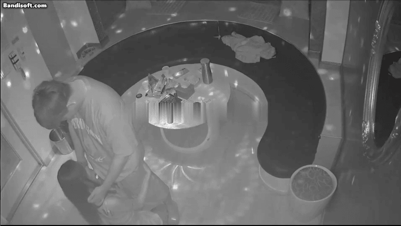 《IP摄像头》KTV里骚年疯狂跳舞给男伴蹲下口交 [1.5G]