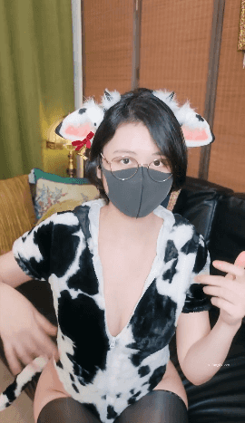 推特网红反差母狗《Naimi奶咪》7月变装裸舞，偷窥视角洗澡 [614M]