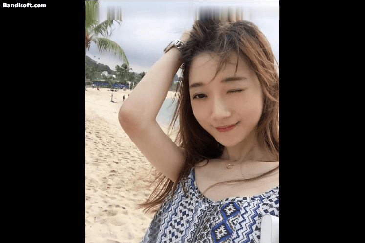 《情侣泄密》清纯可爱美女留学生内心极其的骚 [326M]
