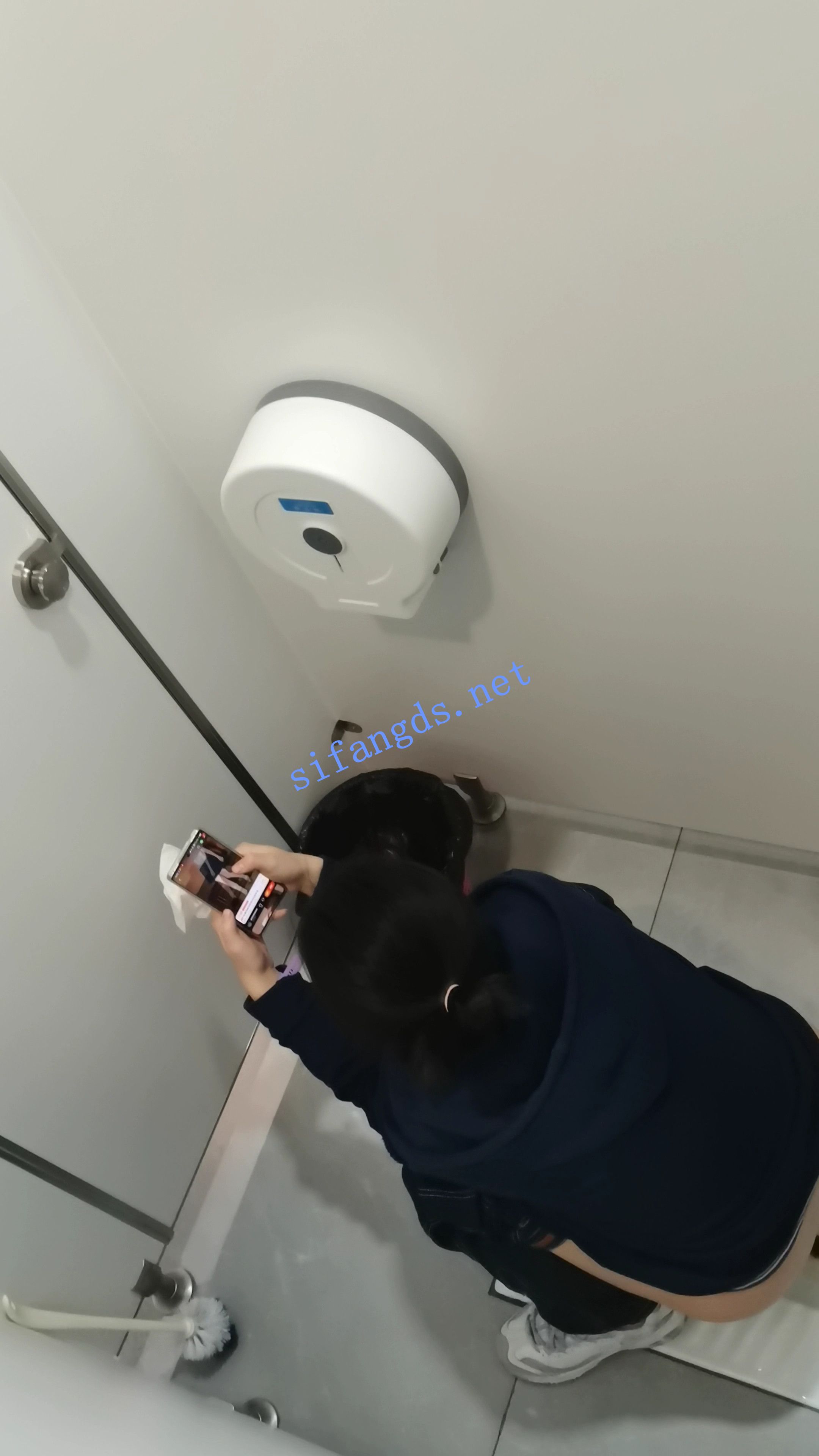 ✅《厕拍》作者潜入公司女厕偷拍 清一色年轻嫩妹有个屁王 []