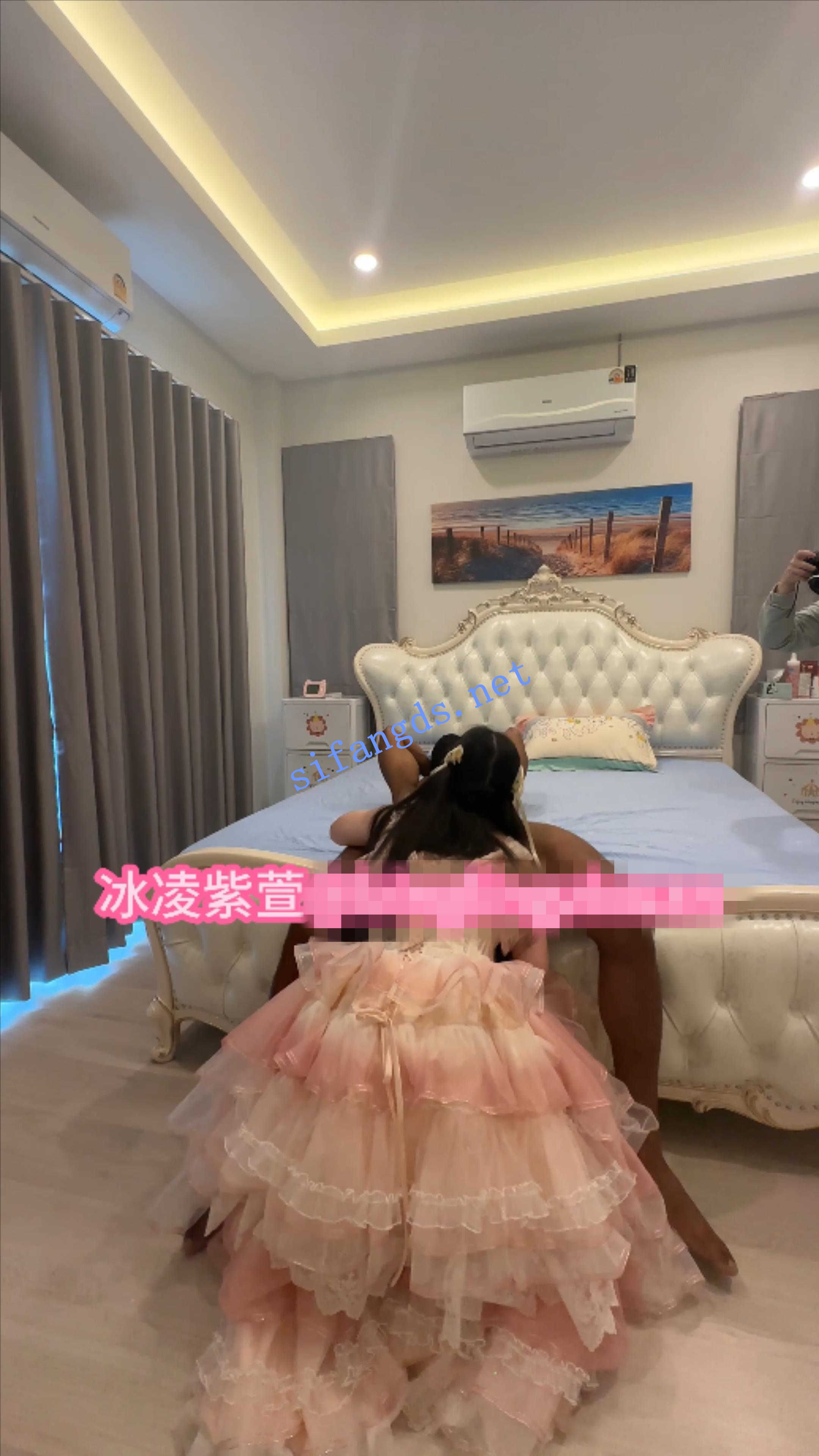 极品媚黑萝莉人妻《冰凌紫萱》大战大老黑第三视角 []