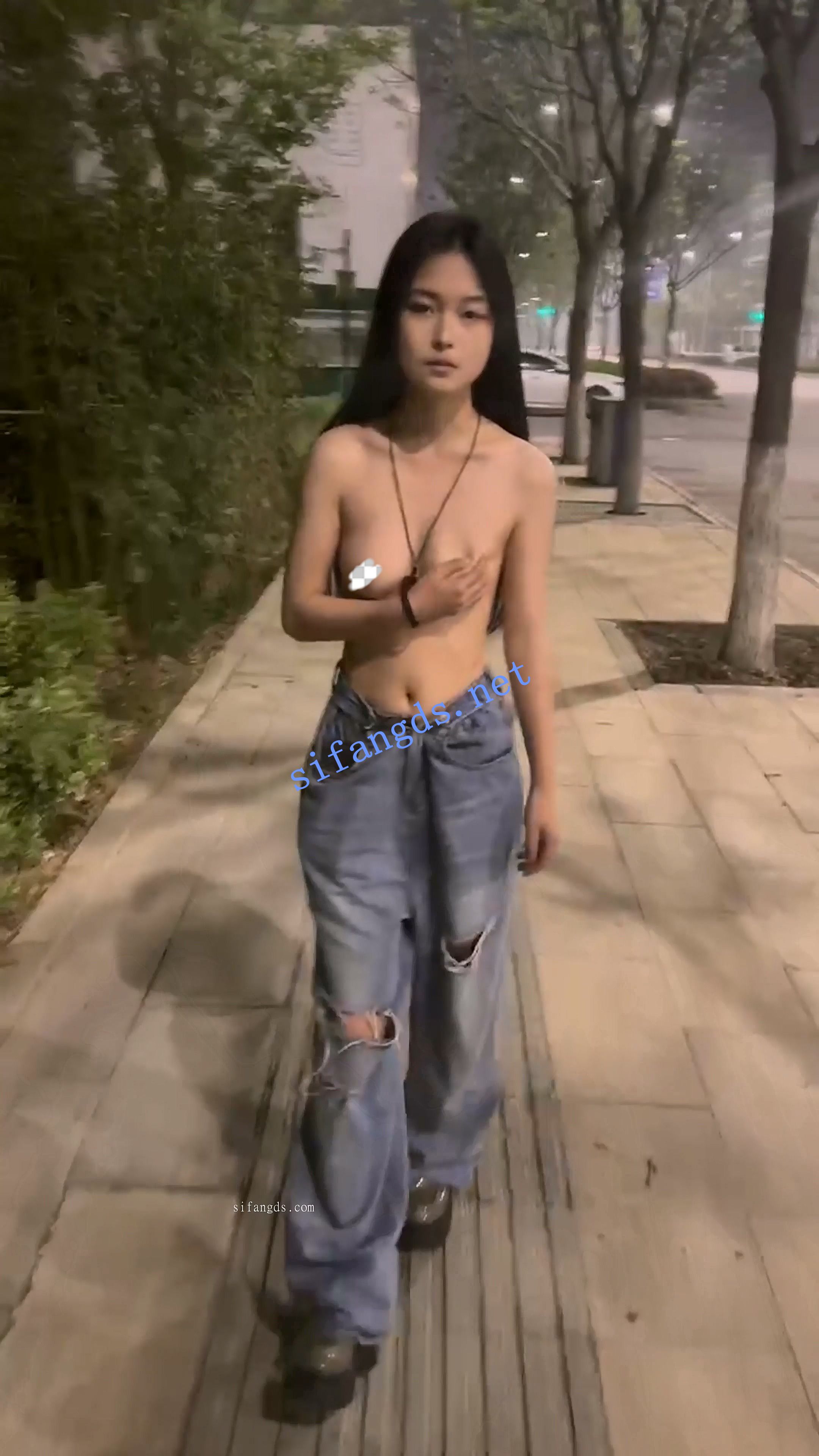 ஐ西萌ஐ颜值学妹瑞瑞 户外多场所露出+深夜裸行4K版合集 [5.23G]