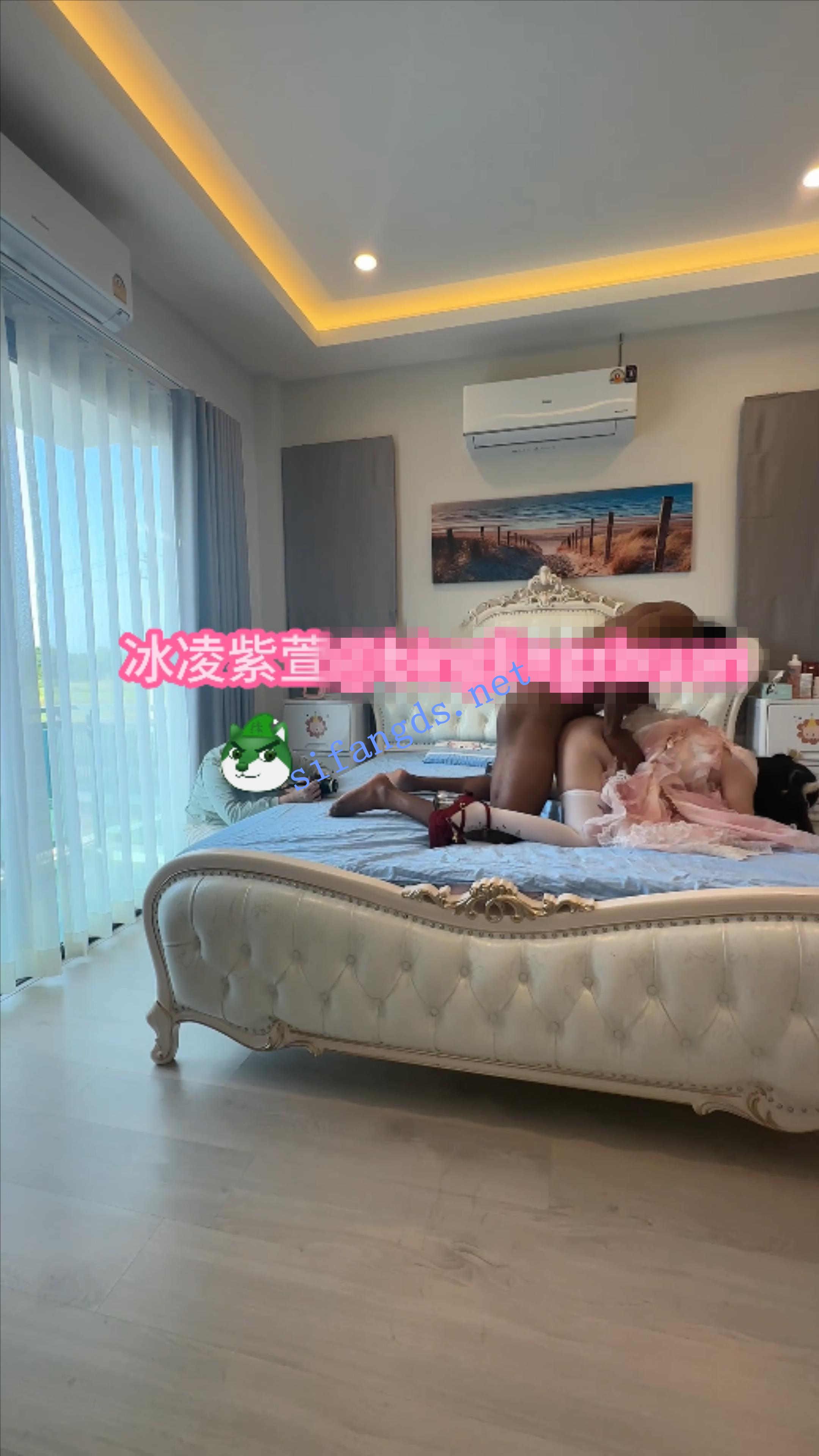 极品媚黑萝莉人妻《冰凌紫萱》大战大老黑第三视角 []