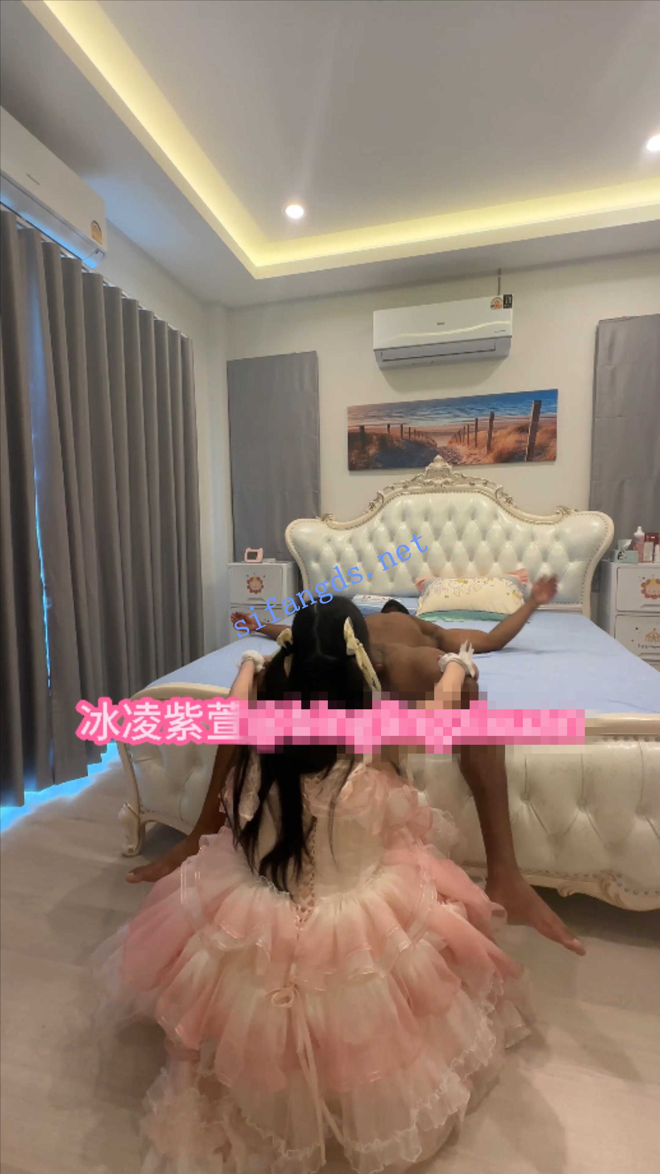 极品媚黑萝莉人妻《冰凌紫萱》大战大老黑第三视角 []