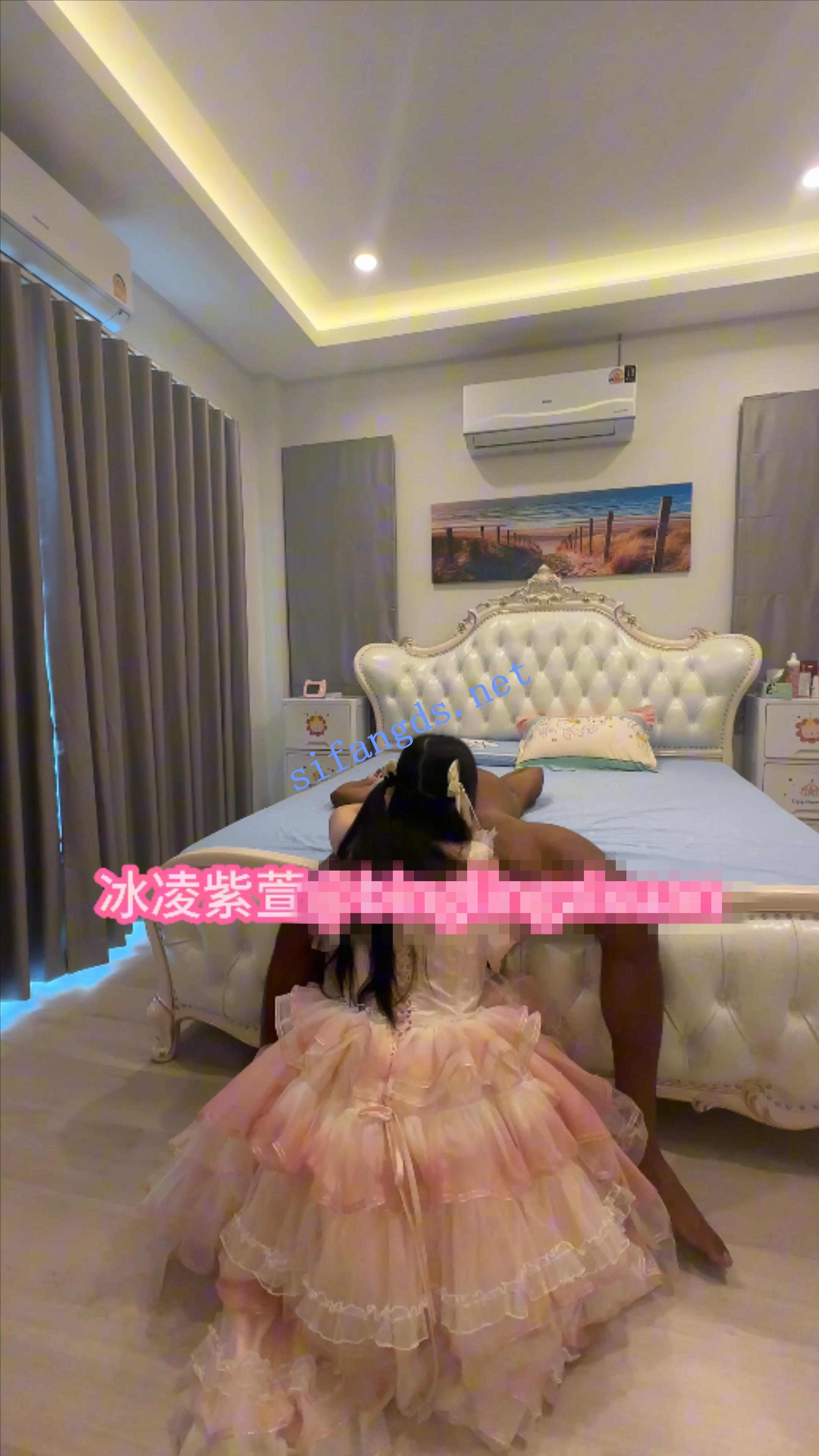 极品媚黑萝莉人妻《冰凌紫萱》大战大老黑第三视角 []