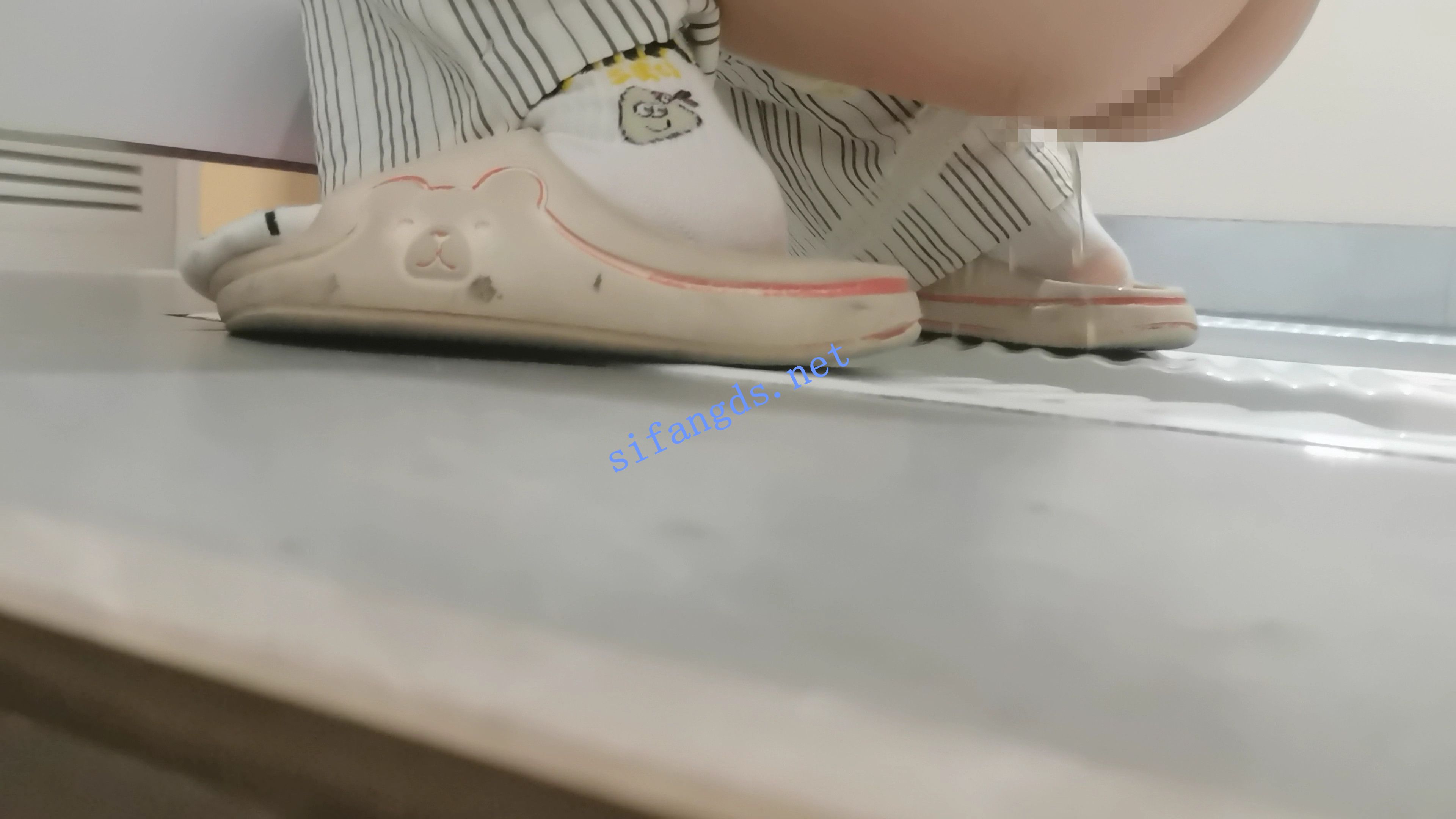 ✅《厕拍》作者潜入公司女厕偷拍 清一色年轻嫩妹有个屁王 []