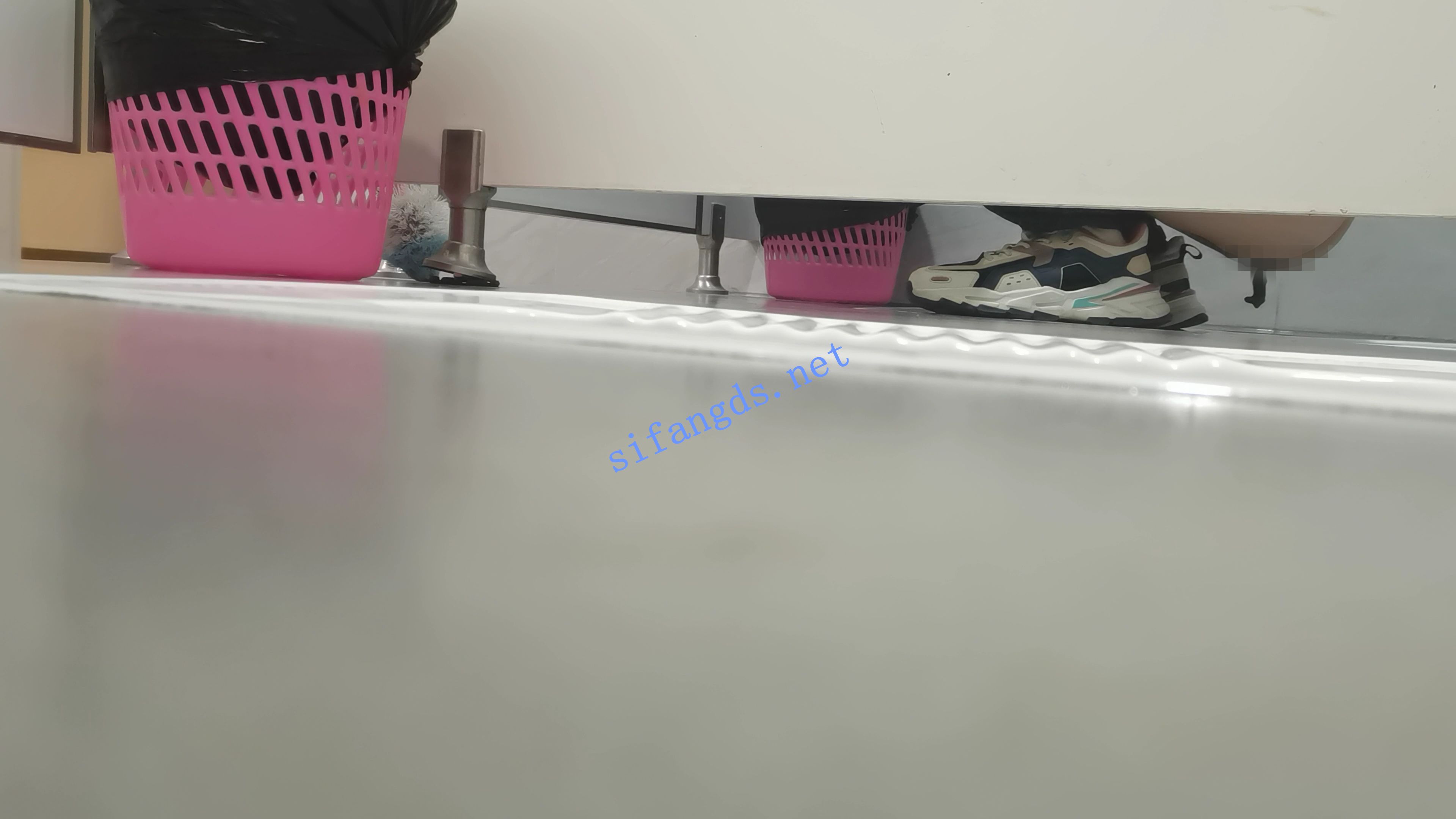 ✅《厕拍》作者潜入公司女厕偷拍 清一色年轻嫩妹有个屁王 []