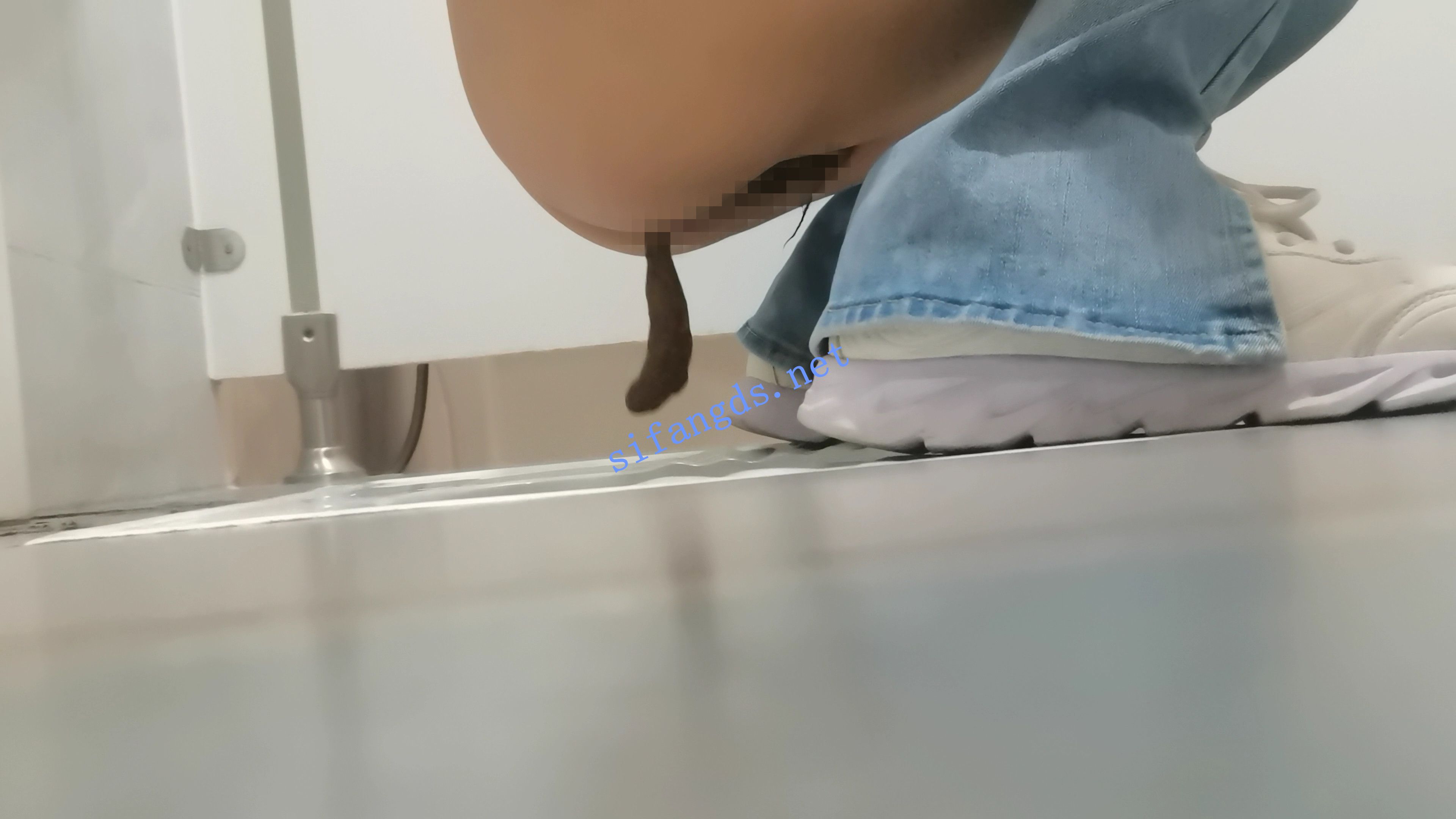✅《厕拍》作者潜入公司女厕偷拍 清一色年轻嫩妹有个屁王 []