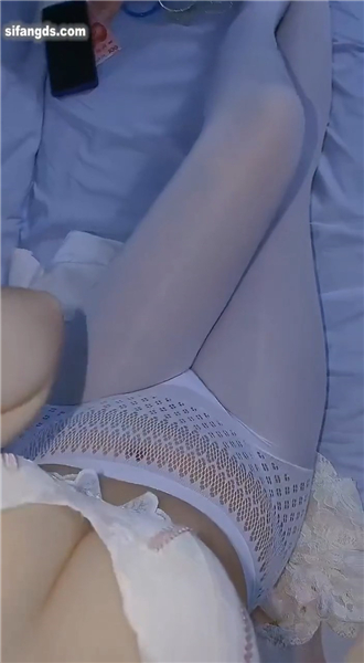 快手10W粉主播 L丽 私拍福利 内衣骚舞 大吃掰穴嫩妹香香的 [82M]