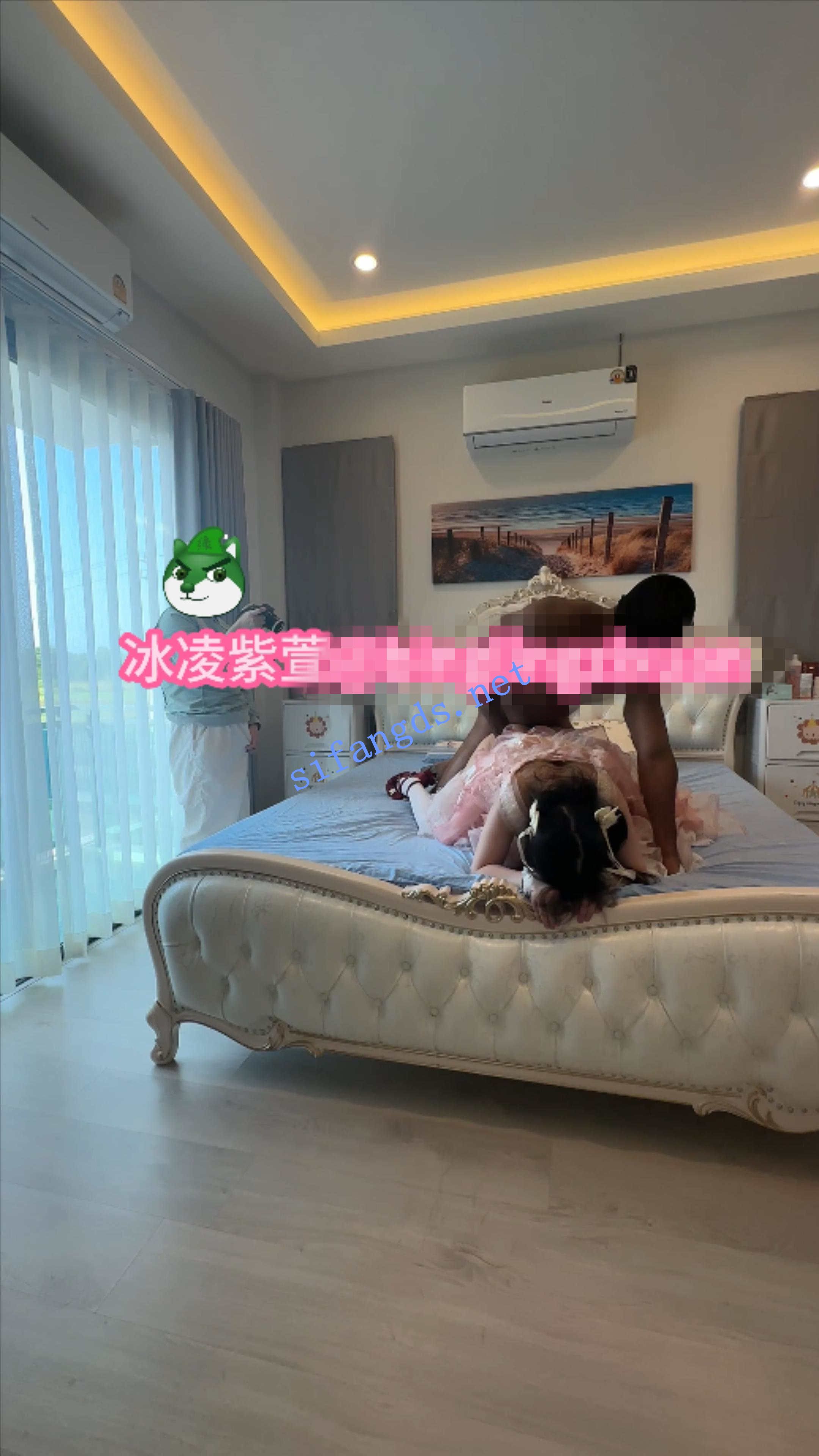 极品媚黑萝莉人妻《冰凌紫萱》大战大老黑第三视角 []