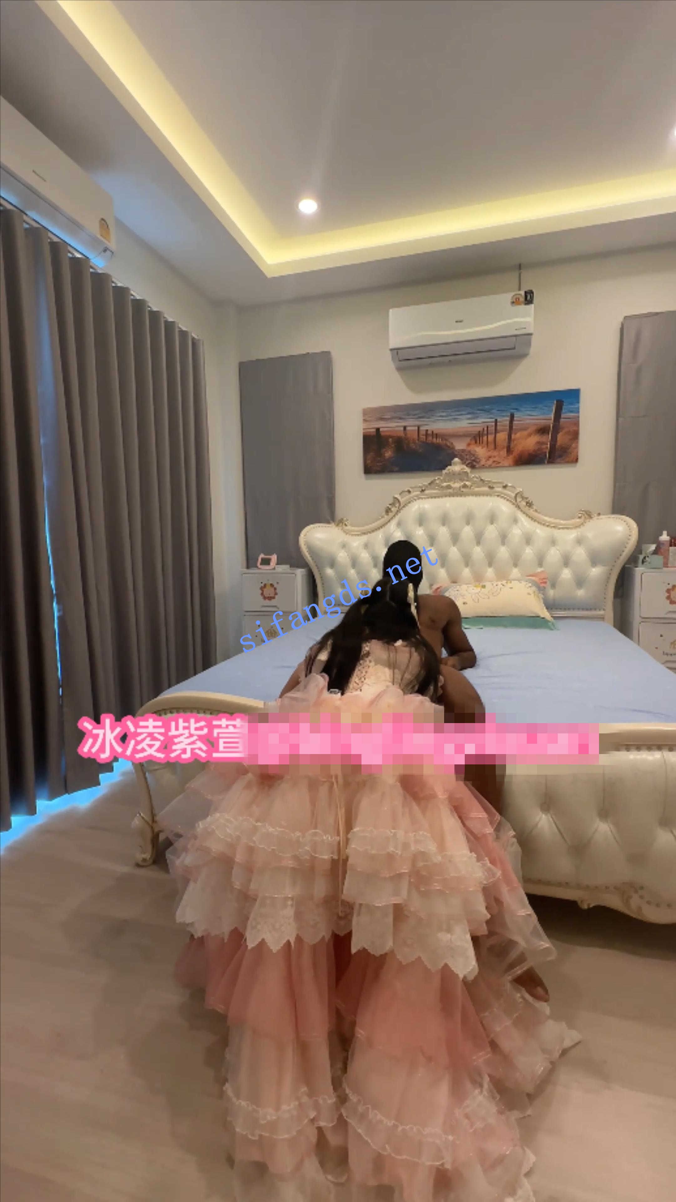 极品媚黑萝莉人妻《冰凌紫萱》大战大老黑第三视角 []