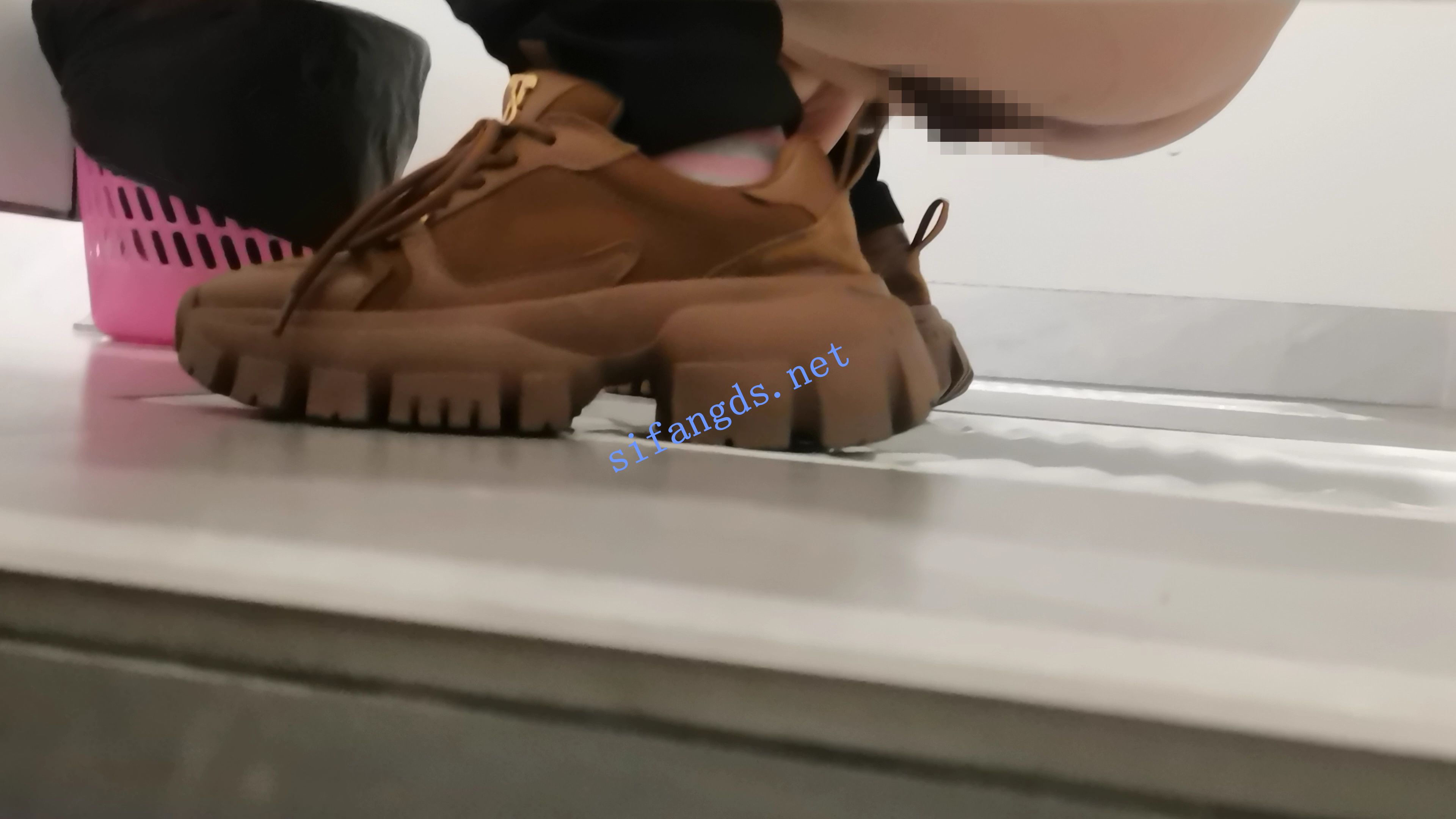 ✅《厕拍》作者潜入公司女厕偷拍 清一色年轻嫩妹有个屁王 []